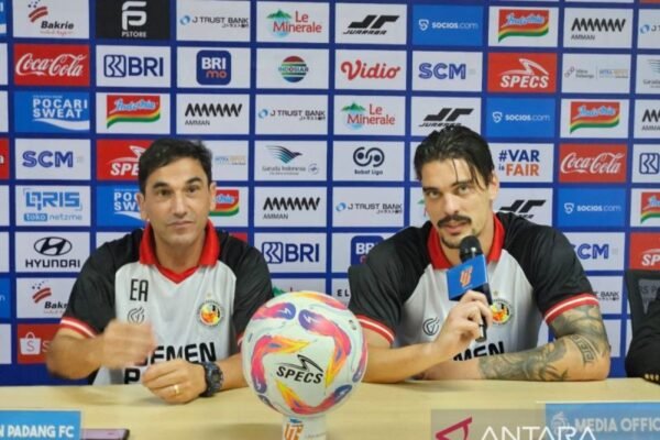 Pelatih Carlos Almeida Tidak Menambah Tekanan pada Pemain Semen Padang Pelatih Carlos Almeida Tidak Menambah Tekanan pada Pemain Semen Padang