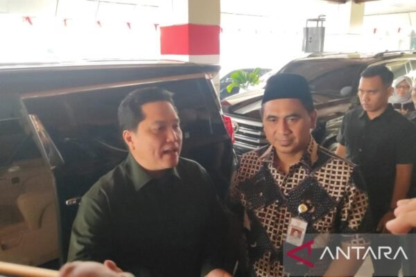 Sure! Here are some alternative titles for "PSSI: Pemerataan Sepak Bola Dimulai dari Bawah":

1. "PSSI: Menanam Benih Sepak Bola Sejak Dini"
2. "PSSI: Fondasi Sepak Bola yang Kuat Dimulai dari Bawah"
3. "PSSI: Memperkuat Sepak Bola dari Tingkat Dasar"
4. "PSSI: Membangun Sepak Bola dari Fundamental"
5. "PSSI: Menciptakan Kesetaraan dalam Sepak Bola, Awal dari Akar"
6. "PSSI: Revolusi Sepak Bola Dimulai dari Dasar"
7. "PSSI: Menggali Potensi Sepak Bola Sejak Awal"
8. "PSSI: Transformasi Sepak Bola Dimulai dari Level Dasar"

Feel free to modify or combine these suggestions as you see fit!