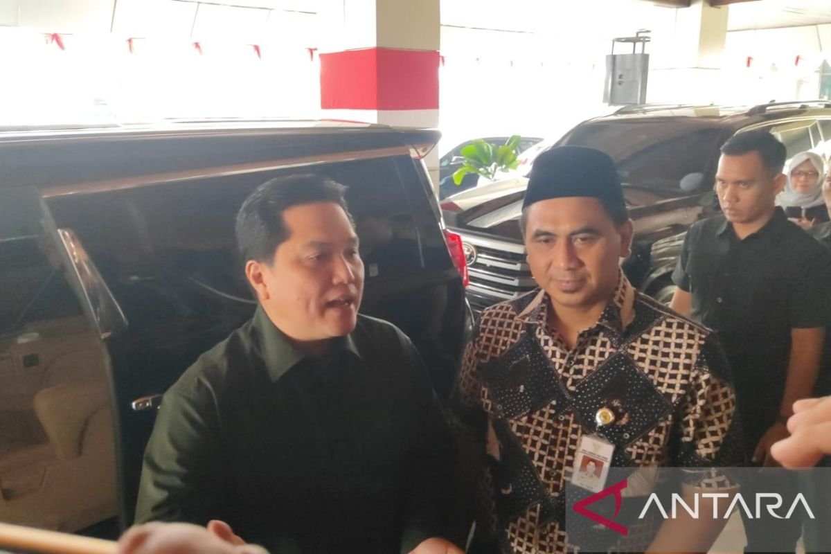 Sure! Here are some alternative titles for "PSSI: Pemerataan Sepak Bola Dimulai dari Bawah":

1. "PSSI: Menanam Benih Sepak Bola Sejak Dini"
2. "PSSI: Fondasi Sepak Bola yang Kuat Dimulai dari Bawah"
3. "PSSI: Memperkuat Sepak Bola dari Tingkat Dasar"
4. "PSSI: Membangun Sepak Bola dari Fundamental"
5. "PSSI: Menciptakan Kesetaraan dalam Sepak Bola, Awal dari Akar"
6. "PSSI: Revolusi Sepak Bola Dimulai dari Dasar"
7. "PSSI: Menggali Potensi Sepak Bola Sejak Awal"
8. "PSSI: Transformasi Sepak Bola Dimulai dari Level Dasar"

Feel free to modify or combine these suggestions as you see fit!