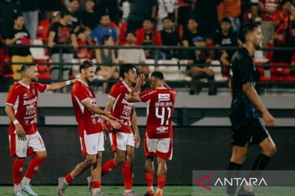 Tentu! Berikut adalah beberapa alternatif judul untuk "Bali United beri jeda pemain jelang laga perdana kompetisi 2025/2026":

1. "Bali United Berikan Waktu Istirahat bagi Pemain Menjelang Awal Kompetisi 2025/2026"
2. "Jelang Laga Perdana 2025/2026, Bali United Beri Jeda kepada Pemain"
3. "Pemain Bali United Diberi Jeda Sebelum Memulai Kompetisi 2025/2026"
4. "Strategi Bali United: Istirahatkan Pemain Menjelang Laga Perdana 2025/2026"
5. "Bali United mengatur Jeda Pemain Menjelang Kompetisi 2025/2026 Dimulai"

Semoga salah satu dari judul ini cocok!