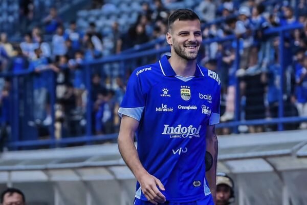 Berikut beberapa alternatif judul untuk "Bandung Jadi Alasan Patricio Matricardi Pilih Persib":

1. "Pesona Bandung: Alasan Patricio Matricardi Bergabung dengan Persib"
2. "Kenapa Patricio Matricardi Memilih Persib? Bandung Jadi Daya Tarik Utama"
3. "Bandung yang Menawan: Patricio Matricardi Resmi Memilih Persib"
4. "Patricio Matricardi: Bandung sebagai Faktor Penentu Bergabung dengan Persib"
5. "Daya Tarik Bandung: Patricio Matricardi Terpesona dan Memilih Persib"
6. "Alasan Patricio Matricardi Pilih Persib: Pesona Kota Bandung"
7. "Bandung Memikat Hati: Patricio Matricardi Menyatakan Pilihan untuk Persib"

Semoga alternatif-alternatif judul tersebut bermanfaat!