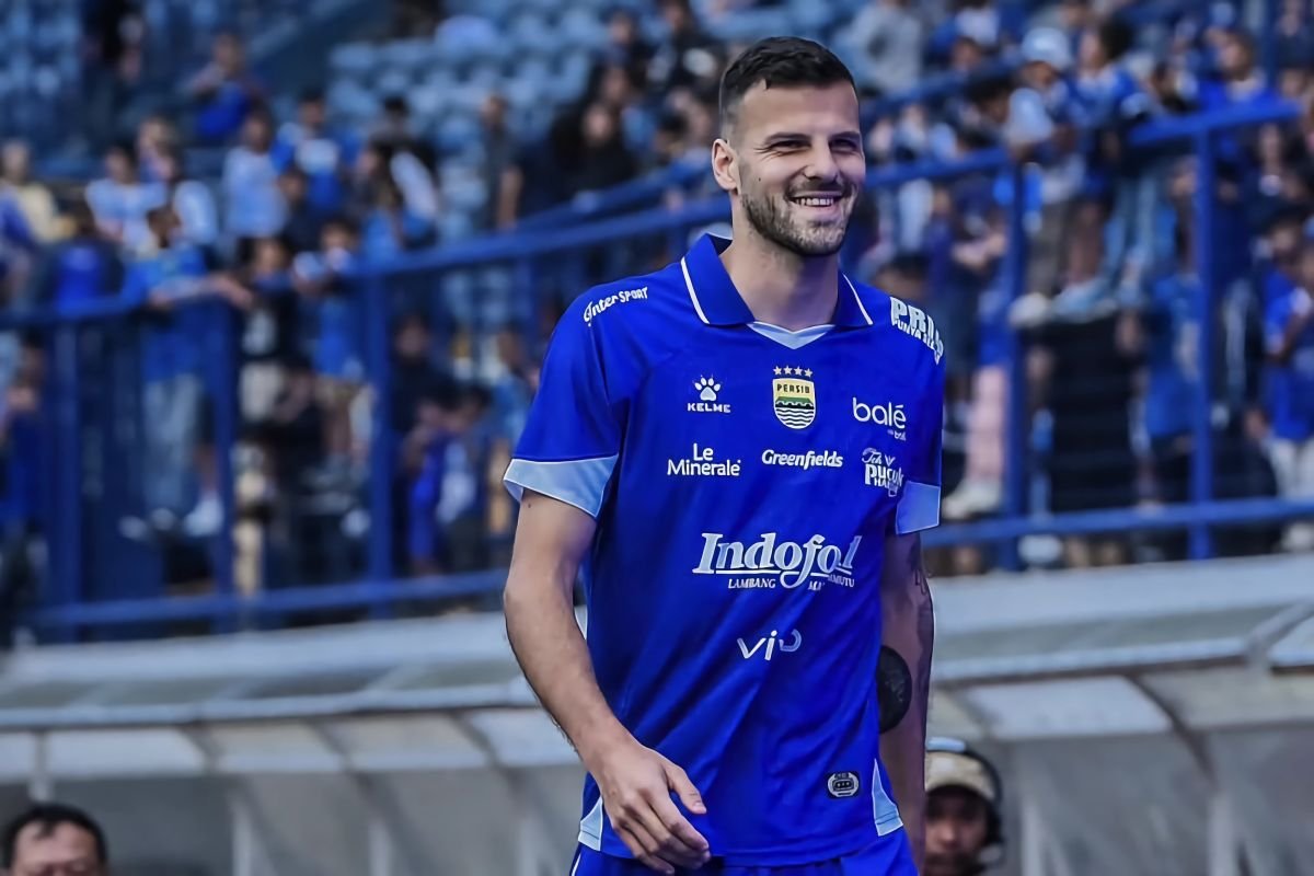 Berikut beberapa alternatif judul untuk "Bandung Jadi Alasan Patricio Matricardi Pilih Persib":

1. "Pesona Bandung: Alasan Patricio Matricardi Bergabung dengan Persib"
2. "Kenapa Patricio Matricardi Memilih Persib? Bandung Jadi Daya Tarik Utama"
3. "Bandung yang Menawan: Patricio Matricardi Resmi Memilih Persib"
4. "Patricio Matricardi: Bandung sebagai Faktor Penentu Bergabung dengan Persib"
5. "Daya Tarik Bandung: Patricio Matricardi Terpesona dan Memilih Persib"
6. "Alasan Patricio Matricardi Pilih Persib: Pesona Kota Bandung"
7. "Bandung Memikat Hati: Patricio Matricardi Menyatakan Pilihan untuk Persib"

Semoga alternatif-alternatif judul tersebut bermanfaat!
